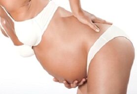 La douleur de Low chez la fille pendant la grossesse